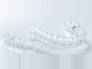 目立ちにくいマウスピース矯正SureSmile（シュアスマイル）の透明なマウスピース